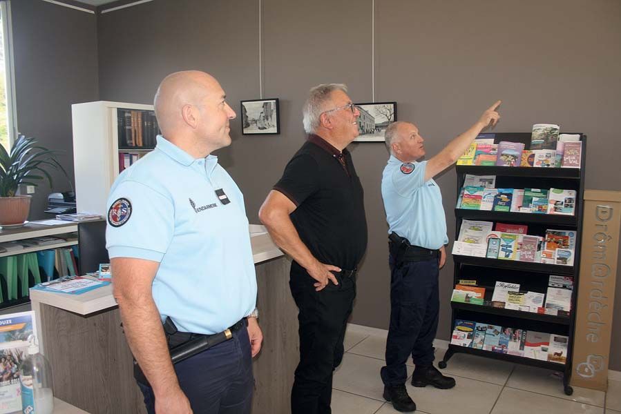 Yves Lafaury, maire d'Épinouze (26), a fait appel à deux référents sûreté, les adjudants-chefs Yann Demoyen et Hervé Léanni, son village étant confronté à une progression des incivilités. Yves Lafaury, maire d'Épinouze (26), a fait appel à deux référents sûreté, les adjudants-chefs Yann Demoyen et Hervé Léanni, son village étant confronté à une progression des incivilités.