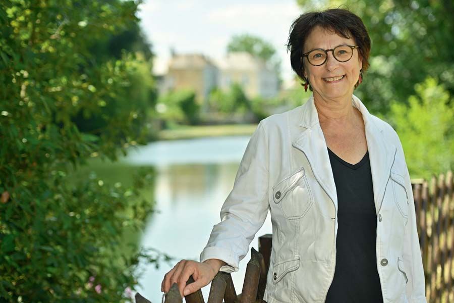 Nadine Grelet-Certenais, maire de La Flèche (Sarthe)
et présidente de la communauté de communes du Pays fléchois : " Nous avons anticipé les normes environnementales plutôt que de les subir. " Nadine Grelet-Certenais, maire de La Flèche (Sarthe)
et présidente de la communauté de communes du Pays fléchois : " Nous avons anticipé les normes environnementales plutôt que de les subir. "